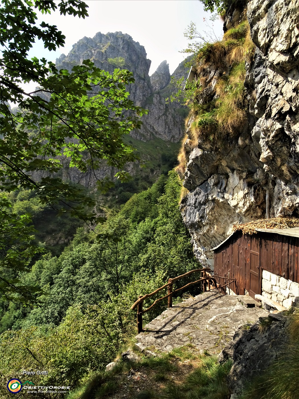 28 A quota 1400 m il caratteristico Rifugio Carobbio  (privato) appollaiato sulle rocce.JPG